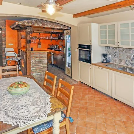 1 Bedroom Stunning In アパート Sečovlje